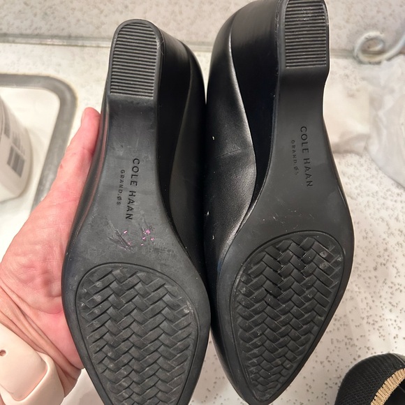 5 1/2  ladies Cole Haan style : classic - GO TO size 5 1/2 B like new Black heel - Picture 4 of 6